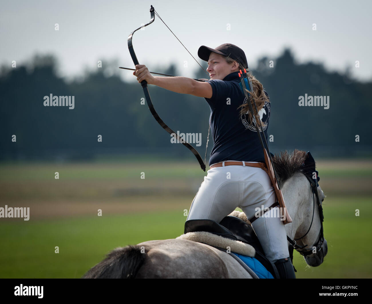 WROCLAW, POLOGNE - Le 12 septembre 2015 ; : Archer lors de la Coupe de l'Eurasie et la finale de la Coupe de Pologne Centre de tir à l'ARC. Compétition o Banque D'Images