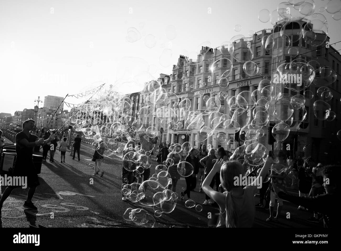 L'homme bulle créer des bulles dans le ciel à Brighton pour une foule de spectateurs Banque D'Images