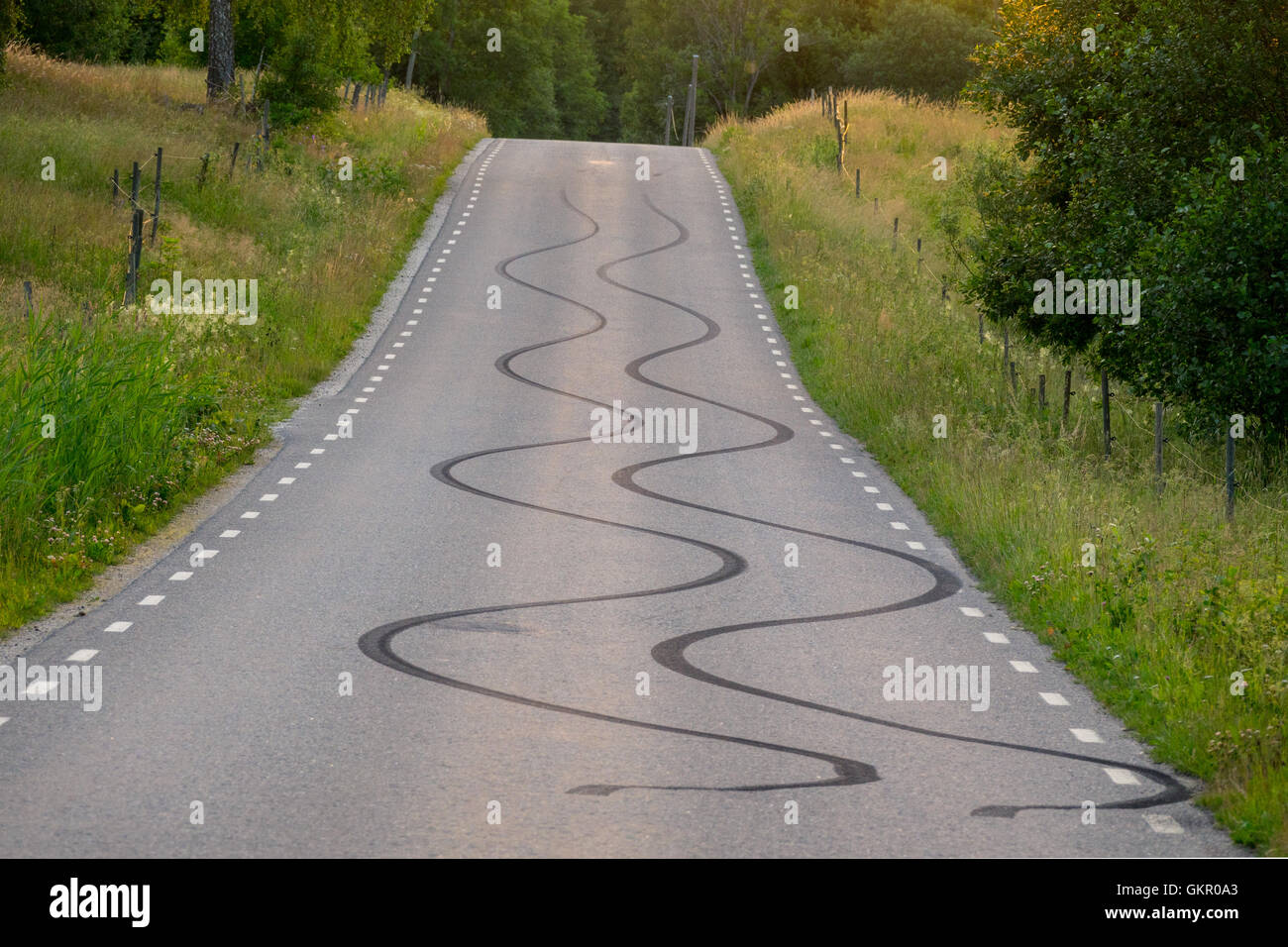 Des marques de dérapage sur une route Banque D'Images