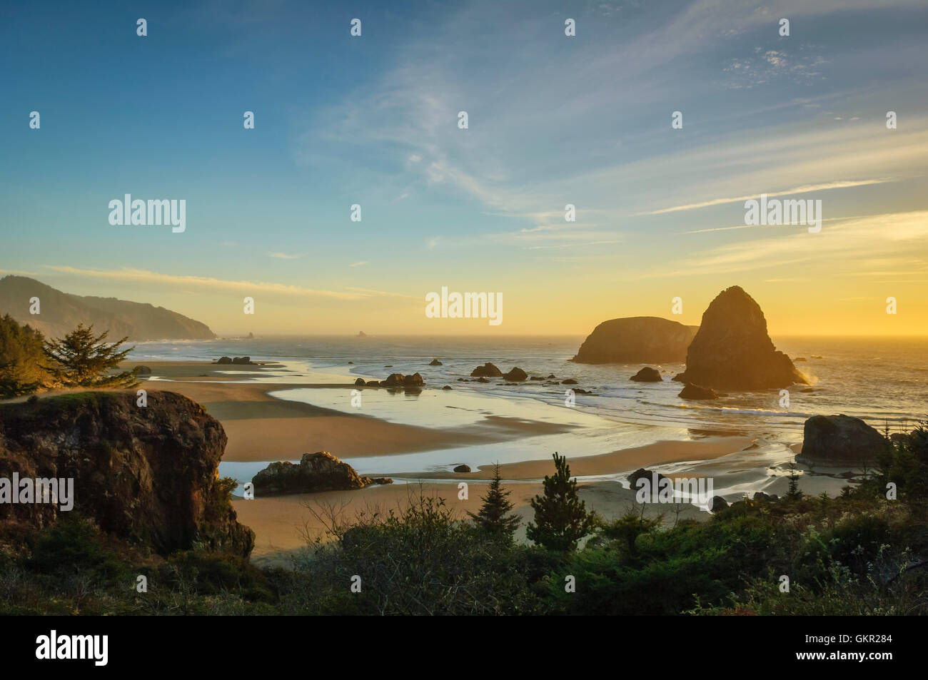 Les piles de la mer et le coucher du soleil à Whaleshead Beach, Samuel H. Boardman State Scenic Corridor, le sud de l'Oregon coast. Banque D'Images Les piles de la mer et le coucher du soleil à Whaleshead Beach, Samuel H. Boardman State Scenic Corridor, le sud de l'Oregon coast. Banque D'Images