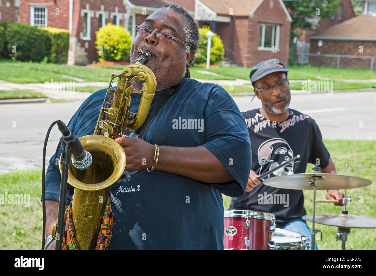 Detroit, Michigan - Un groupe de jazz joue lors d'une foire de rue d'été tenue par un groupe local. Banque D'Images