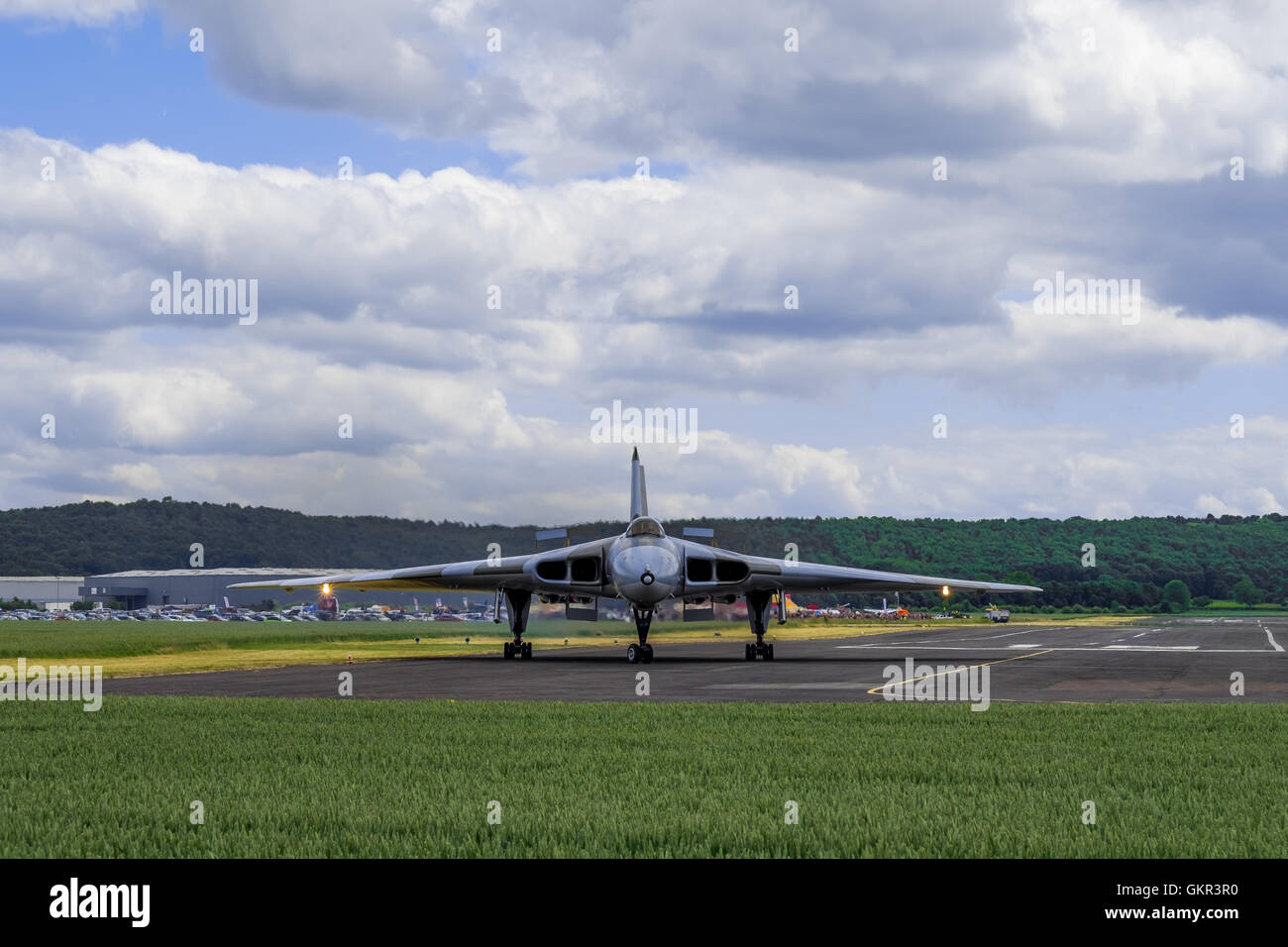 Avro Vulcan XM655 roulait sur la piste de l'aérodrome de Wellesbourne dans le cadre d'un affichage annuel. Banque D'Images