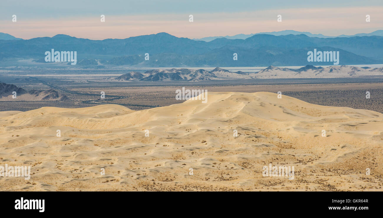 Vue depuis le haut de Kelso dunes dans le désert de Mojave Banque D'Images