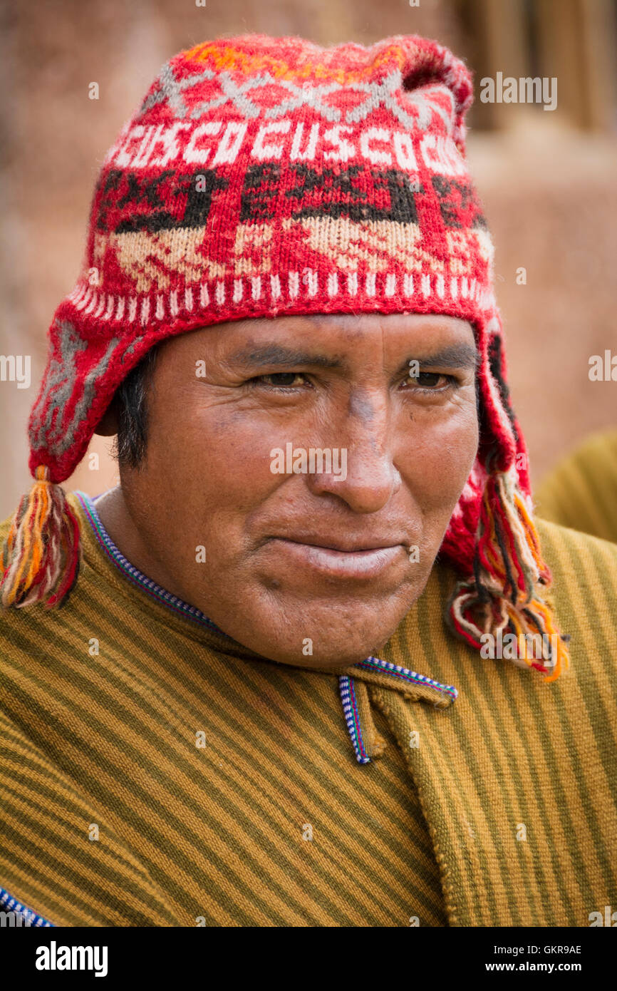 Homme Misminay Quechua du village de vêtements traditionnels et de tricots poncho tissé ch'ullu hat ; Vallée Sacrée, le Pérou. Banque D'Images