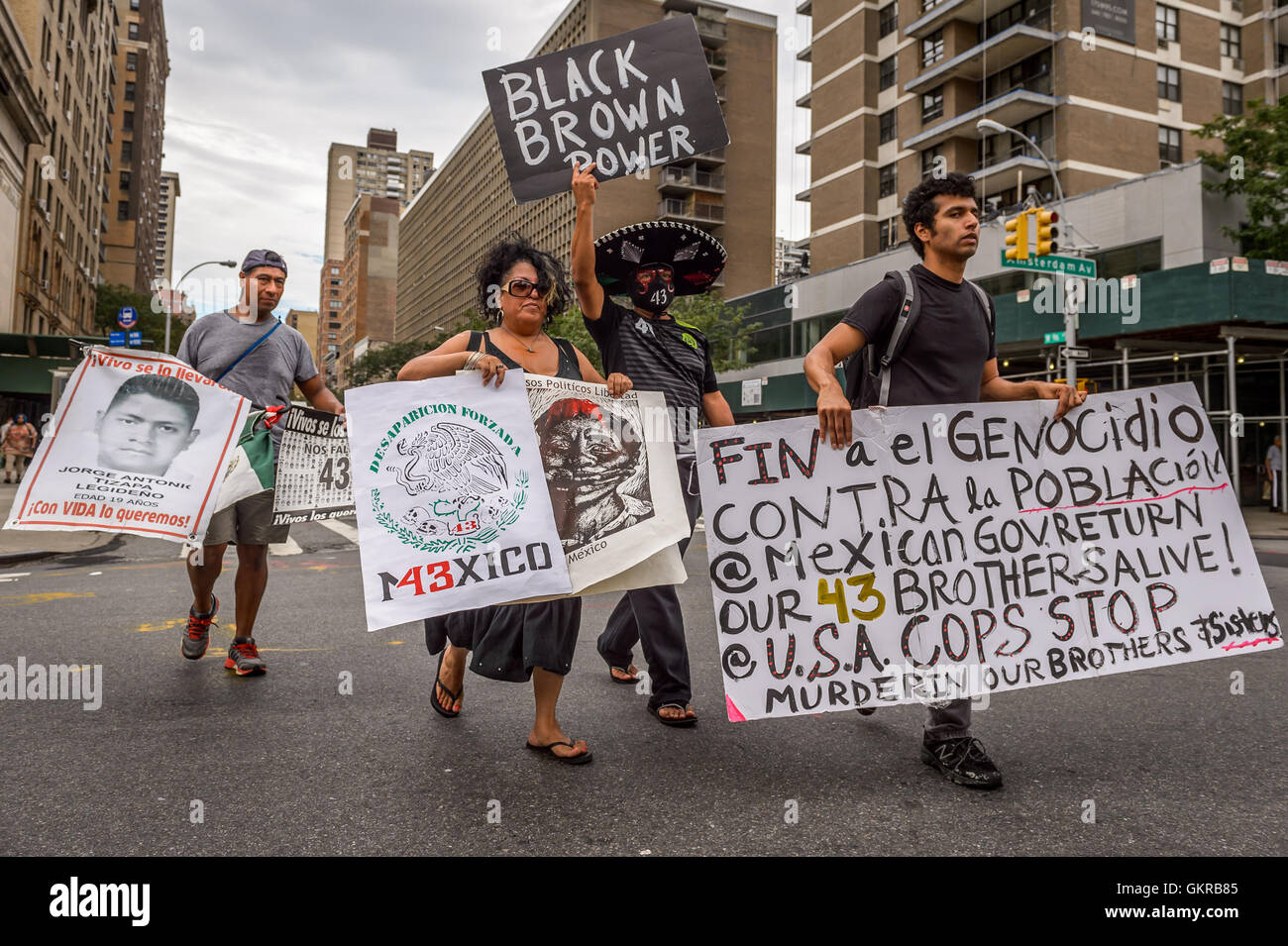 New York, New York, USA. Août 21, 2016. Membres de communautés indigènes, Brown et Latinx communauté et le mouvement relatif Black vit à New York se sont réunis au Marcus Garvey Park le 21 août pour demander la fin de la terreur policière, et se souvenir des nombreux peuples/ marron/ Latinx les victimes de brutalités policières dans leur communauté tandis que les médias ont choisi de ne pas dire un mot sur eux. Les groupes demandent justice pour Noel Aguilar, Anthony Nuñez, Phil Quinn, Sarah Lee Circle Bear, Melissa Ventura et bien d'autres. Credit : PACIFIC PRESS/Alamy Live News Banque D'Images