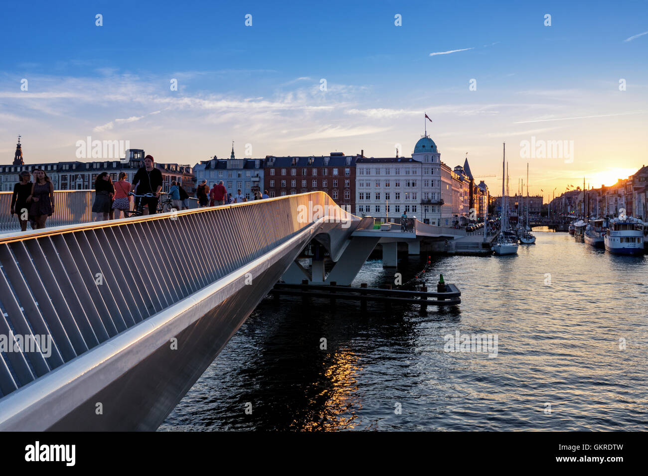 Inderhavnsbroen - le port intérieur du pont pour piétons et cyclistes reliant Christianshavn et Nyhavn, Copenhague, Danemark Banque D'Images