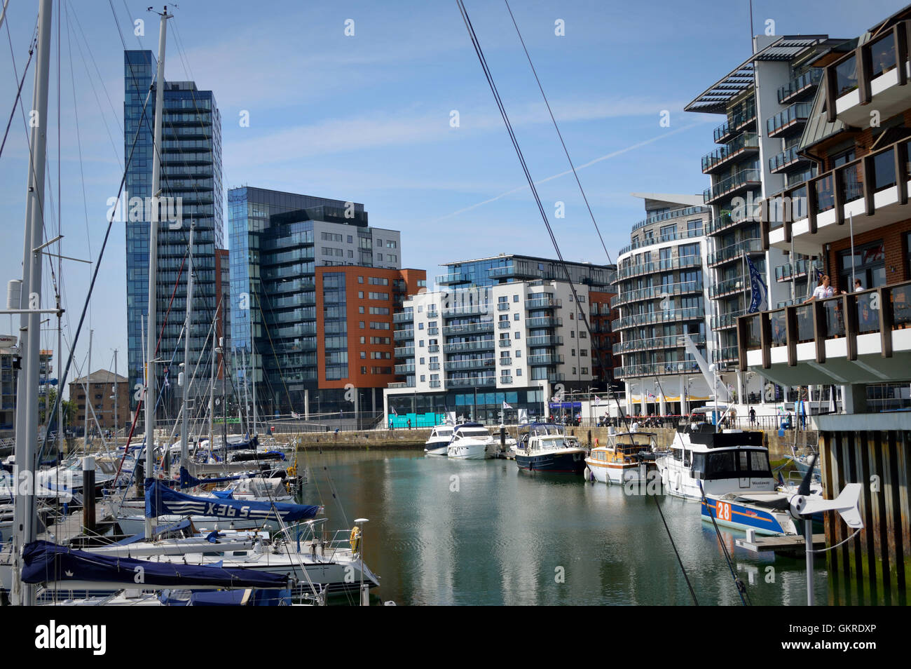 Ocean village marina à Southampton 2016 avec le nouveau développement Admirals Quay et la tour Moresby à gauche., Angleterre, Royaume-Uni Banque D'Images