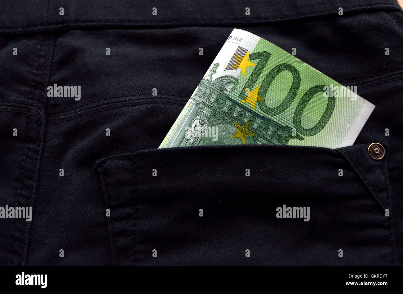 100 Euro bank note qui sort d'une poche du pantalon Banque D'Images