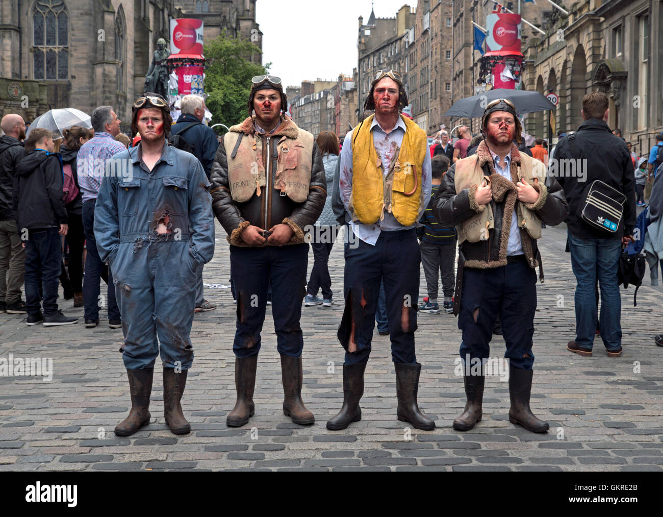 Des acteurs "Immortel" produit par GreanTea Productions promouvoir leur montrer sur la High Street, Édimbourg. Banque D'Images