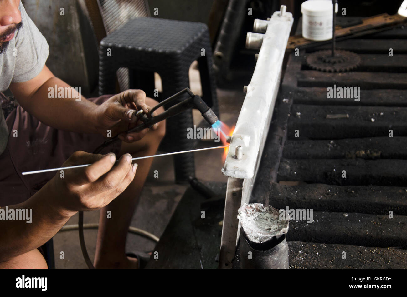 Les Thaïlandais utilisent le plomb et le soudage au gaz pour fixer et  soudure de radiateur voiture au garage local à Nonthaburi, Thaïlande Photo  Stock - Alamy