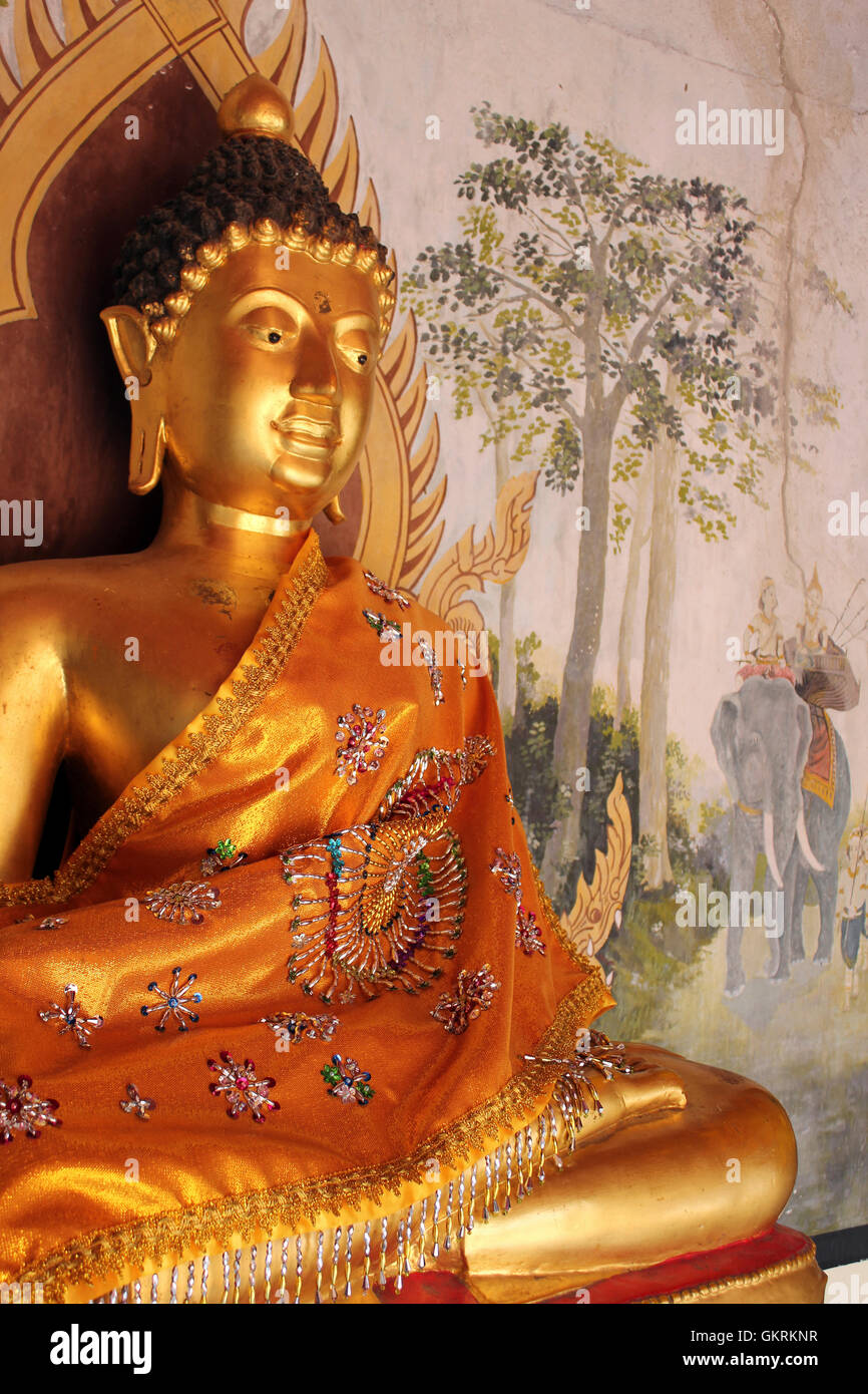 Gold buddha statue in wat phrathat doi suthep temple Banque de ...