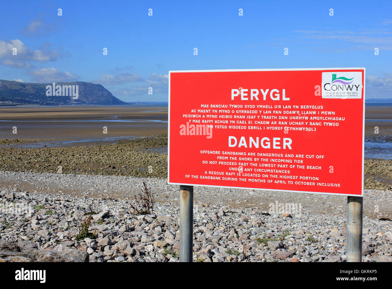 Panneau d'avertissement indiquant les dangers des bancs au large des côtes qui sont coupées par la marée montante Banque D'Images