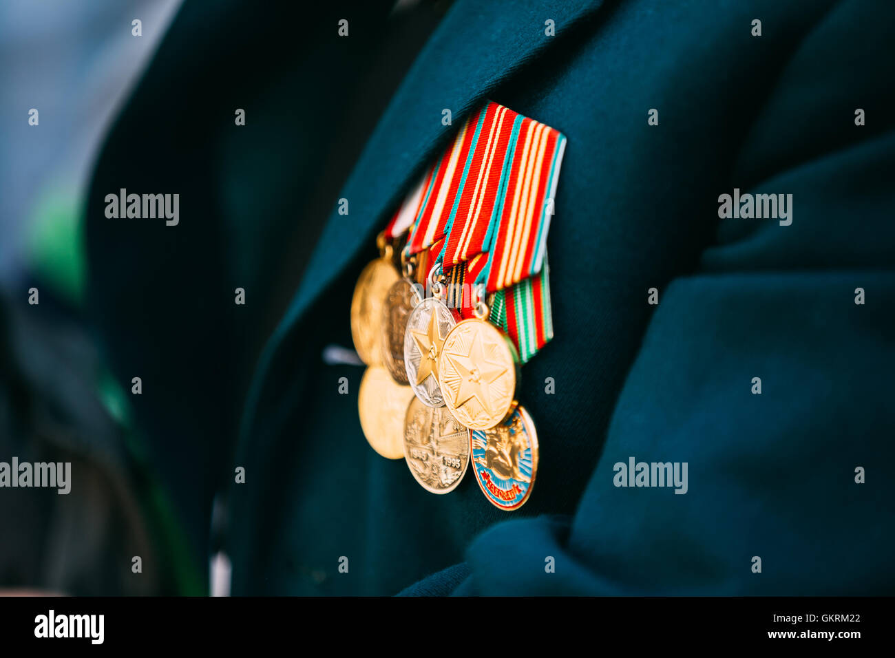 Fermer Voir des médailles sur la veste bleu marine de l'ANCIEN COMBATTANT DE LA SECONDE GUERRE MONDIALE, au cours de la célébration du Jour de la victoire 9 mai à Gomel Belarus Banque D'Images