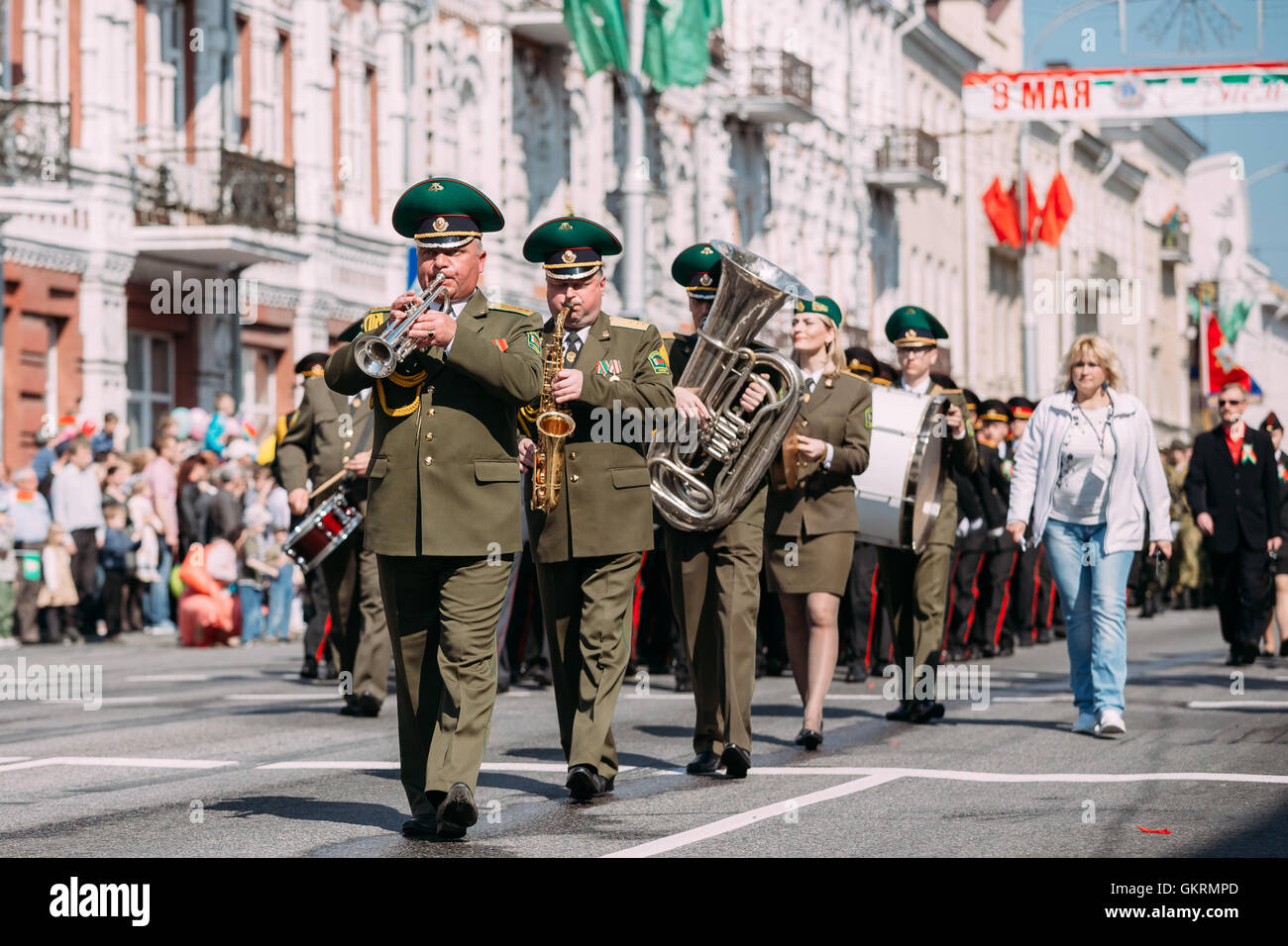 Scène de la fête de la victoire 9 mai Parade avec des agents du Line-Up Marche Border Service Force du Bélarus jouant les trompettes. Banque D'Images