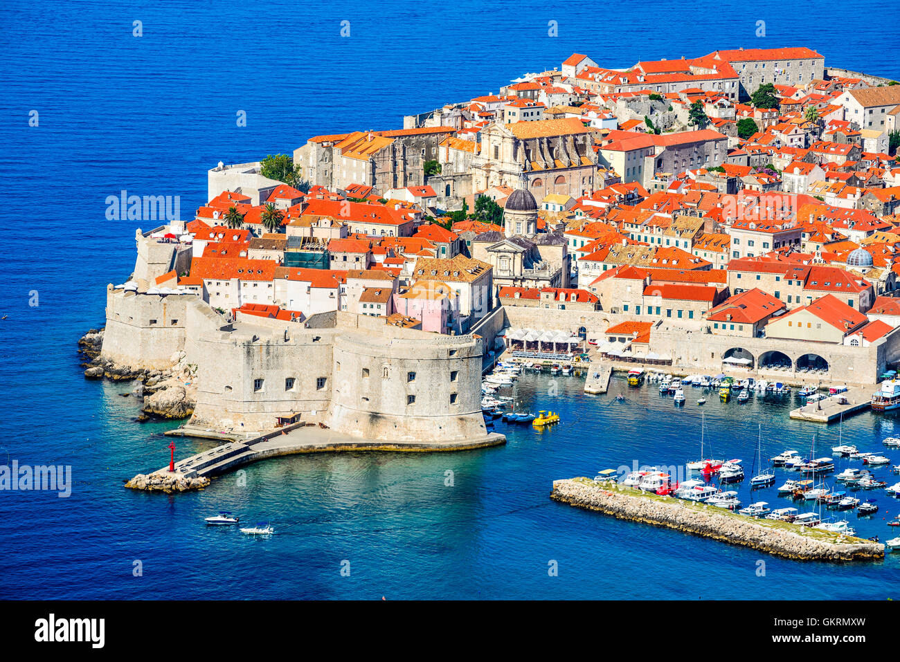 Dubrovnik, Croatie. Vue pittoresque sur la vieille ville médiévale (Ragusa) et de la côte dalmate de la mer Adriatique. Banque D'Images