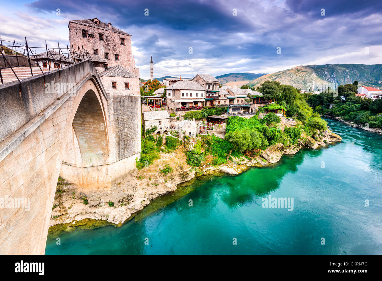 Mostar, Bosnie-Herzégovine. Le vieux pont, Stari Most, avec emerald river Neretva. Banque D'Images