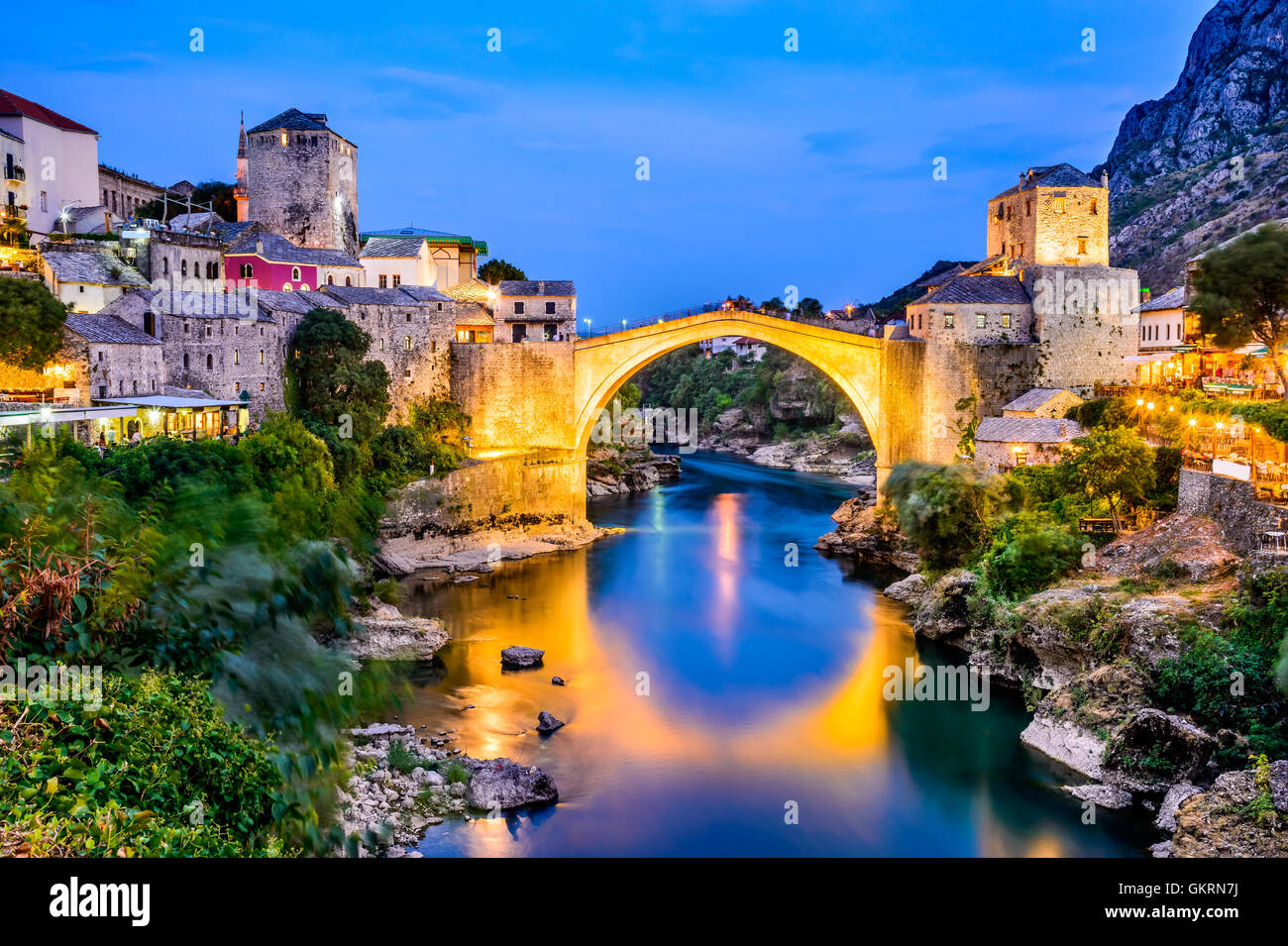 Mostar, Bosnie-Herzégovine. Le vieux pont, Stari Most, avec emerald river Neretva. Banque D'Images