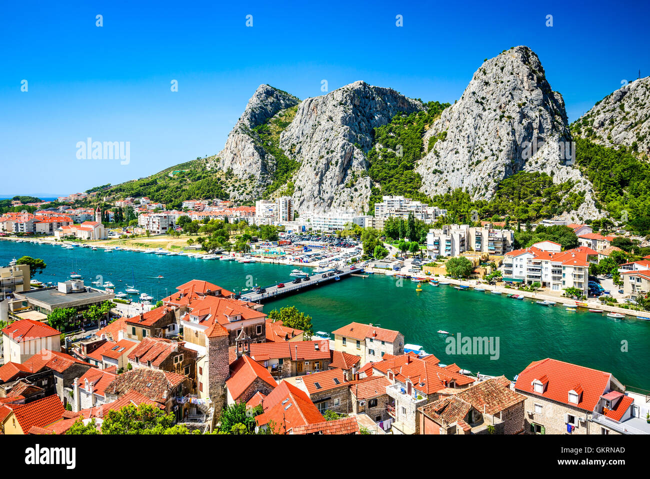 Omis, Croatie. Panorama de la côte toscane avec vert émeraude de la rivière Cetina, à l'historique de voyage Croatie Mer Adriatique. Banque D'Images