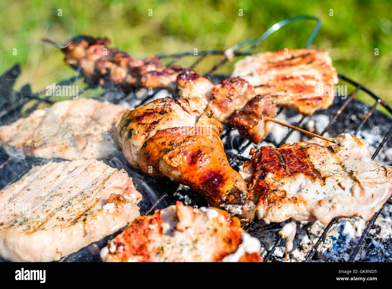 Barbecue avec différentes sortes de viande, close-up. Banque D'Images