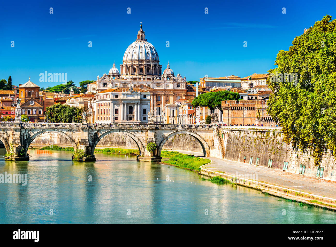 Rome, Italie. Dôme de Vatican Basilique Saint Pierre (Italien : San Pietro) et Sant Angelo, pont au-dessus du Tibre. Banque D'Images