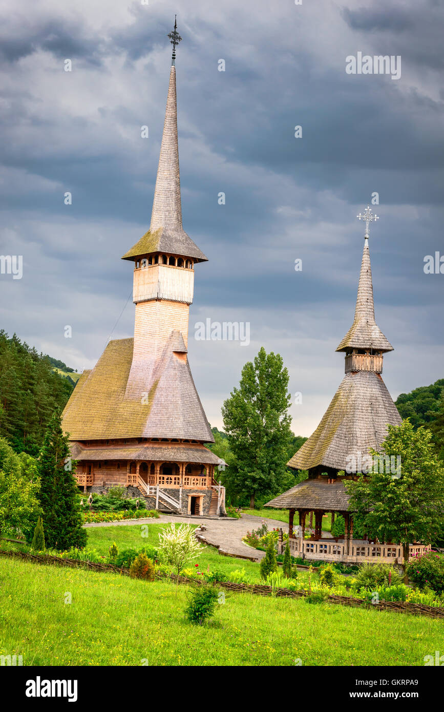 Barsana, Roumanie - église en bois du monastère de Barsana. La région de Maramures, Transylvania. Banque D'Images