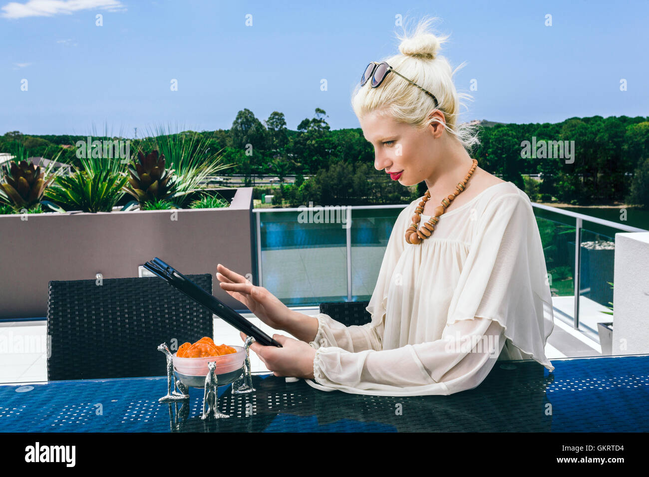 Femme surfer sur le net Banque D'Images