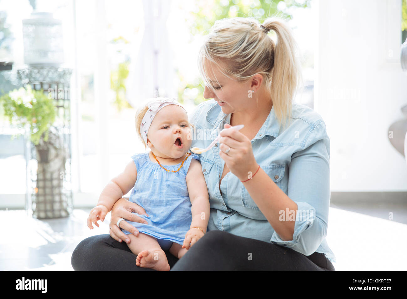 Maman nourrir son bébé Banque D'Images