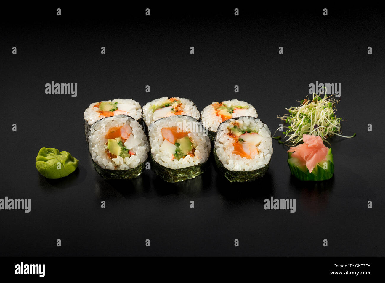 Délicieux rouleaux de sushi japonais Banque D'Images