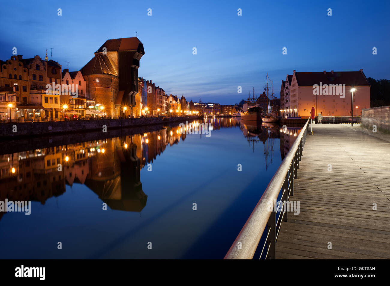 Ville de Gdansk en Pologne par nuit, les toits de la vieille ville, une promenade promenade le long de la rivière Motlawa Banque D'Images