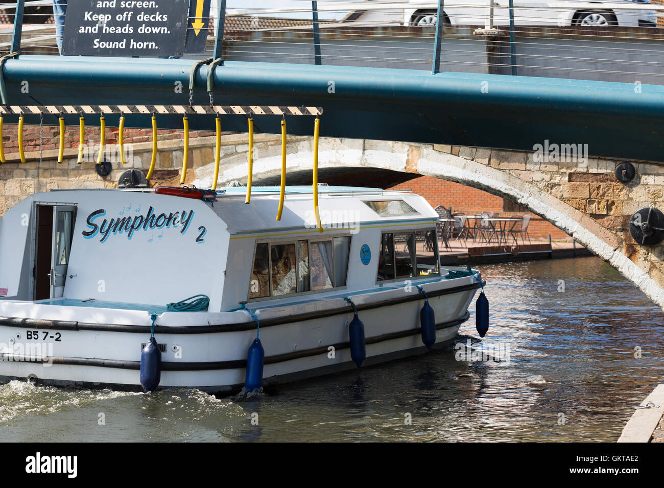 River cruiser passant sous Wroxham Bridge. Norfolk Broads Angleterre UK Banque D'Images