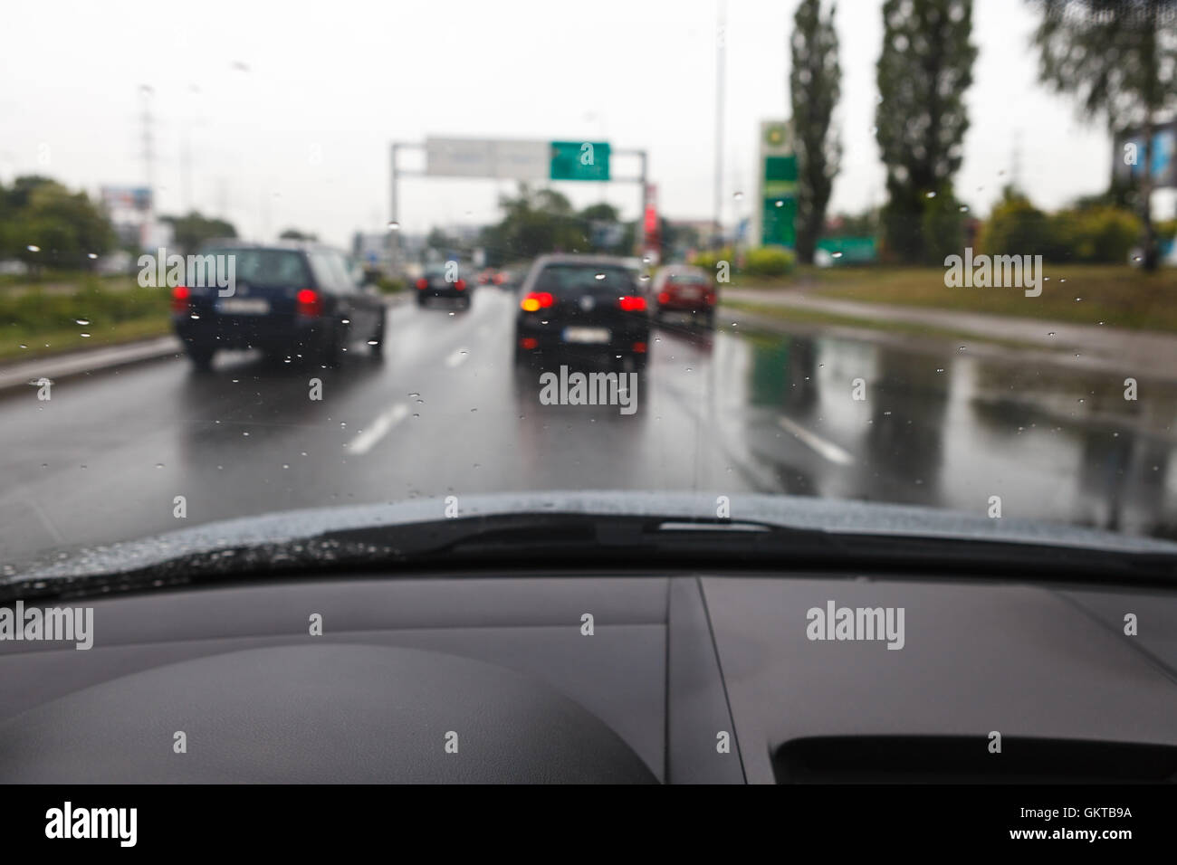 Les mauvaises conditions météorologiques dans la conduite d'une voiture à l'embouteillage - Vue brouillée Banque D'Images