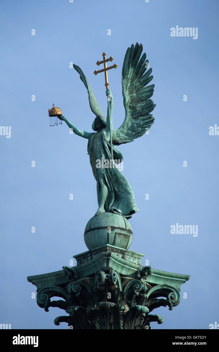 L'Archange Gabriel tenant la Sainte Couronne de Saint Stephen et la double croix apostolique. Statue par le sculpteur hongrois György Zala surmonté le Monument du millénaire de la Place des Héros à Budapest, Hongrie. Banque D'Images