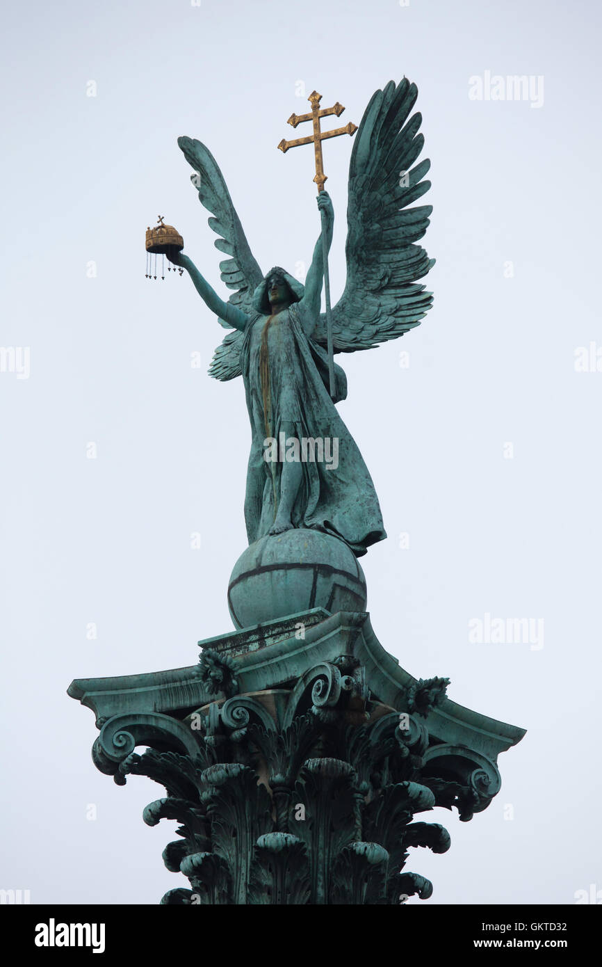 L'Archange Gabriel tenant la Sainte Couronne de Saint Stephen et la double croix apostolique. Statue par le sculpteur hongrois György Zala surmonté le Monument du millénaire de la Place des Héros à Budapest, Hongrie. Banque D'Images