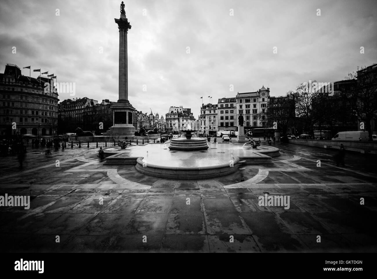 Photo prise à l'avant de la colonne Nelson, à Trafalgar square, dans un jour nuageux. Banque D'Images