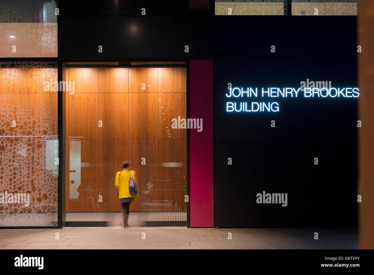 Vers l'entrée principale. John Henry Brookes, Oxford Brookes University, Oxford, Royaume-Uni. Architecte : Moteur de conception Banque D'Images