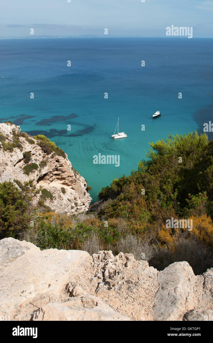 Île des Baléares, Formentera : vue sur le maquis méditerranéen, un catamaran et un hors-bord dans la mer Méditerranée Banque D'Images