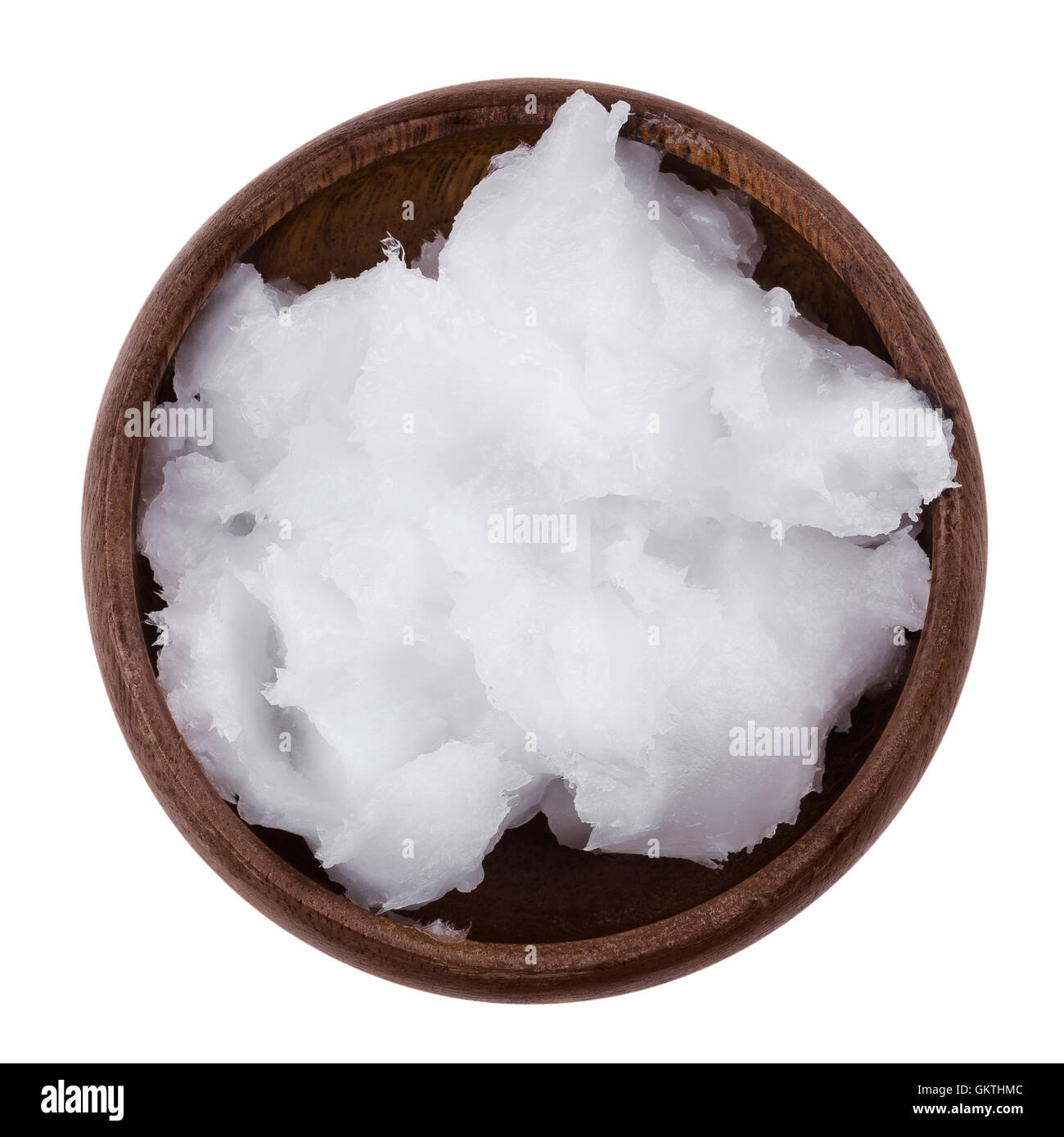 L'huile de noix de coco dans un bol sur fond blanc. L'huile de coprah, également une huile comestible, extraite de l'amande de coco mûre de la viande. Banque D'Images