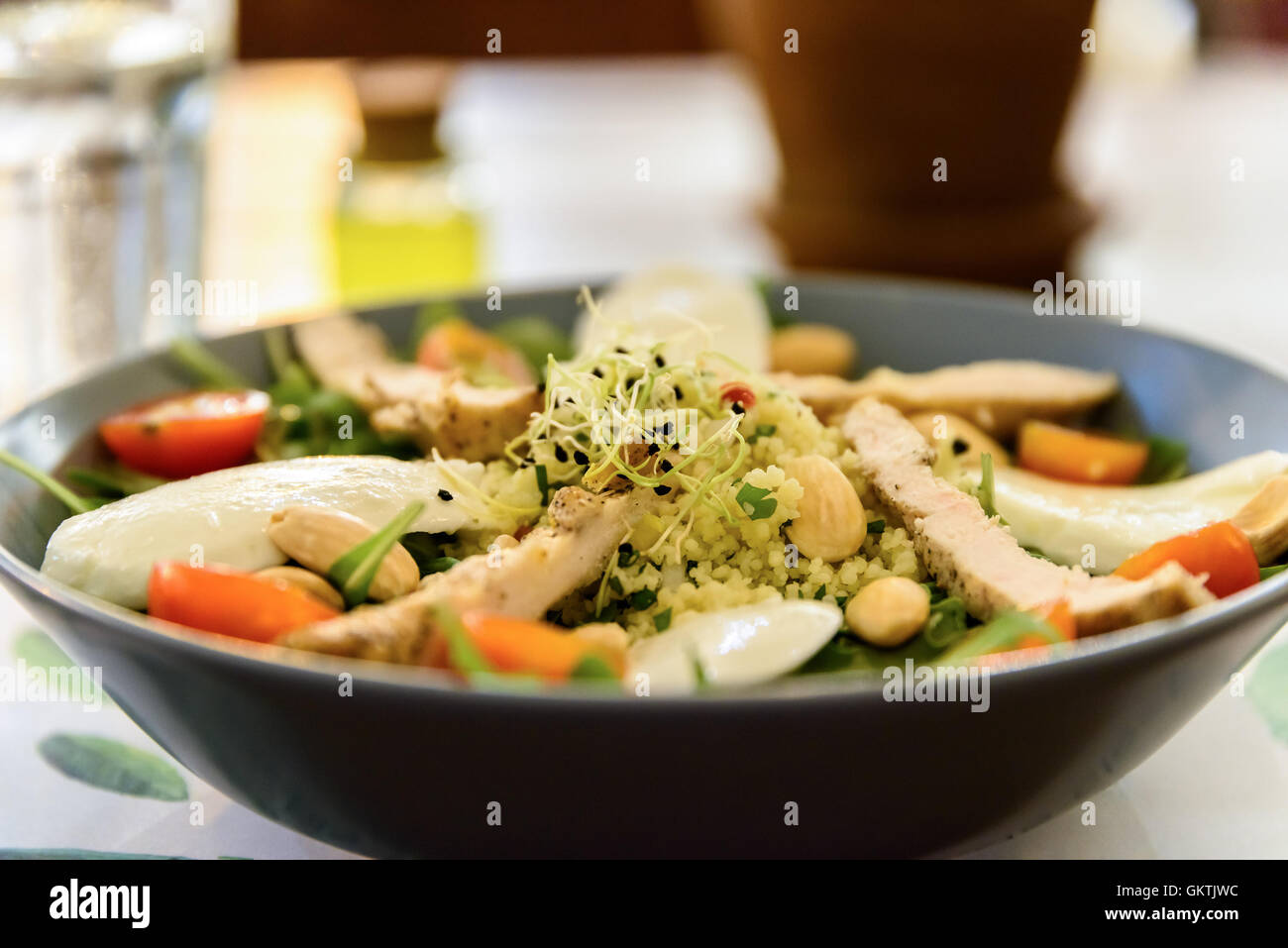 Salade fraîche avec de la Mozzarella, poulet, tomates, amandes et les germes d'Oignon Banque D'Images