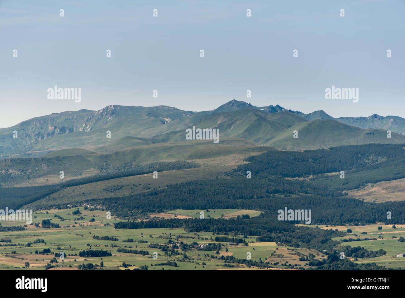 Vue du restaurant sur le sommet du volcan Puy De Dôme Auvergne France Banque D'Images