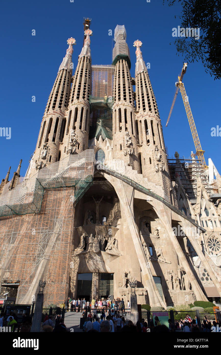 La façade de la Sagrada Familia qui représente la mort et la résurrection, Barcelone, Espagne Banque D'Images