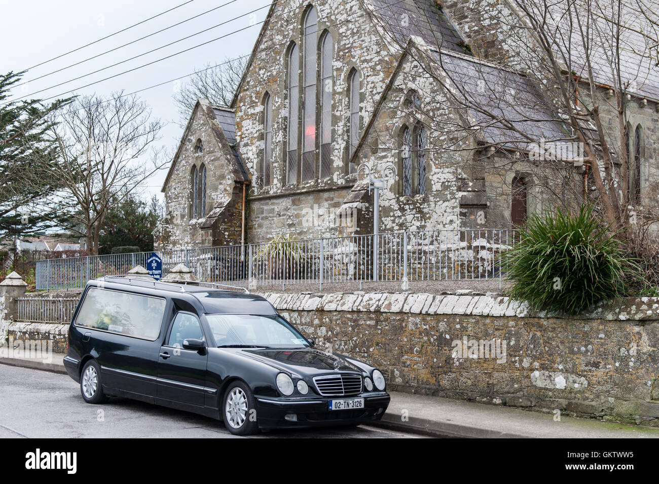 Un corbillard attend à l'extérieur d'une église à Schull, West Cork, Irlande. Banque D'Images