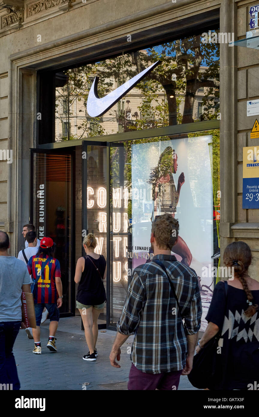 Boutique Nike sur le Passeig de Gracia, Barcelone, Catalogne, Espagne Photo  Stock - Alamy