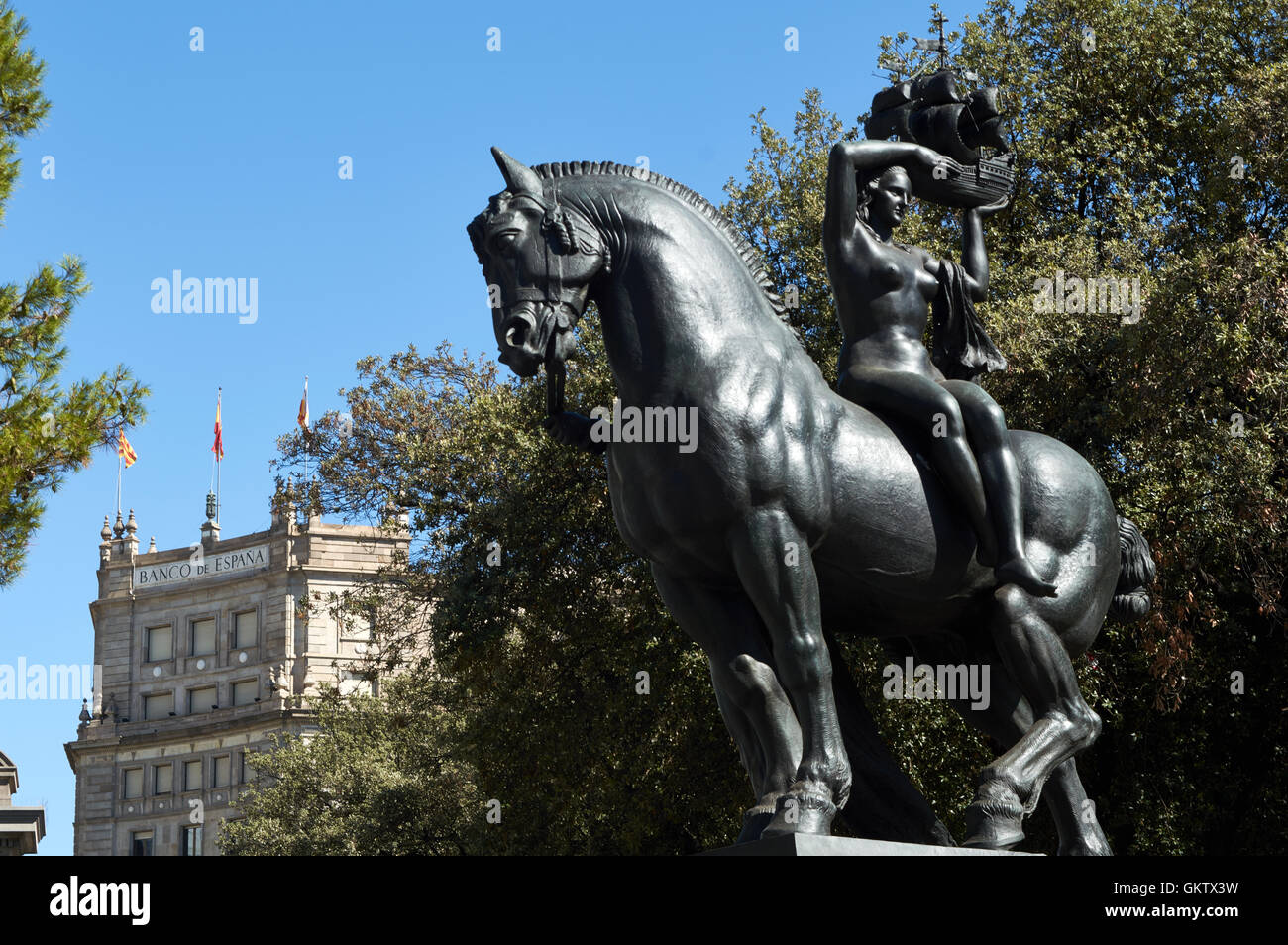 Statue de Barcelone de Frederic Mares mis sur la Plaça de Catalunya. Banque d'Espagne bâtiment en arrière-plan. Banque D'Images