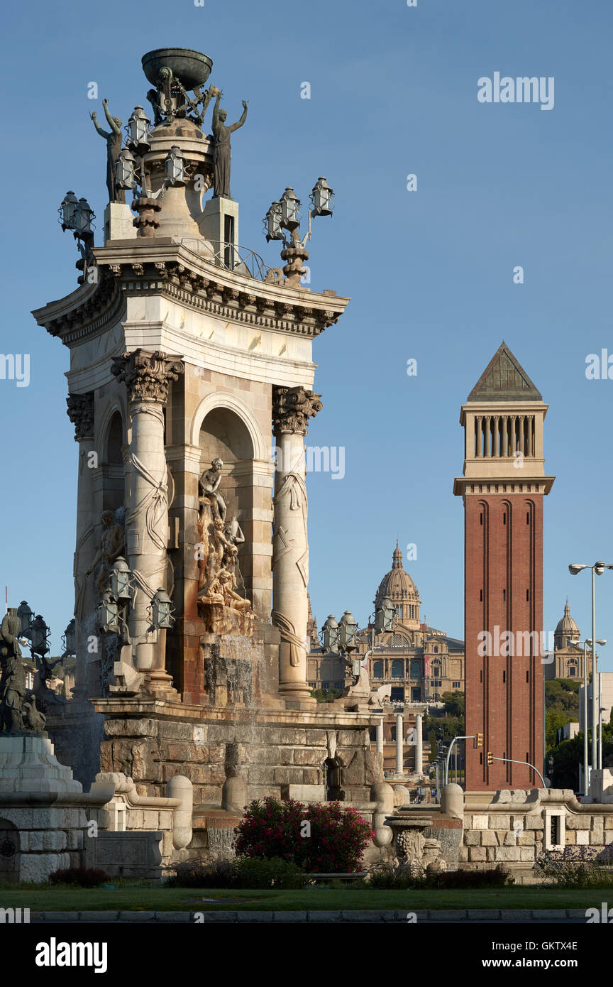 Monuments de la Plaza de España, Barcelone, Espagne. Fontaine de Josep Maria Jujol au premier plan. Banque D'Images
