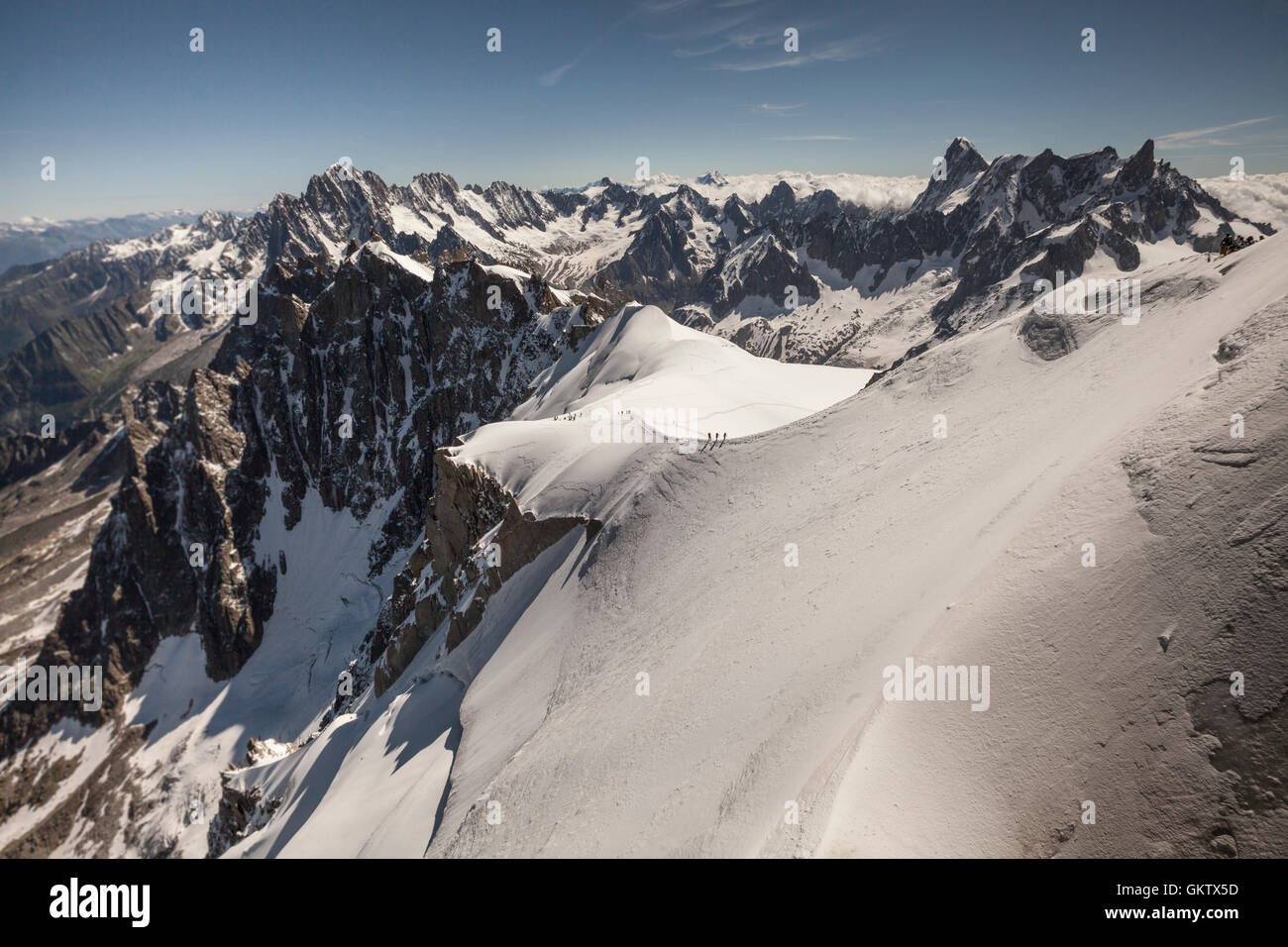 Vue de l'Aiguille du Midi 3842 m sur le massif du Mont Blanc dans les Alpes, France. Banque D'Images