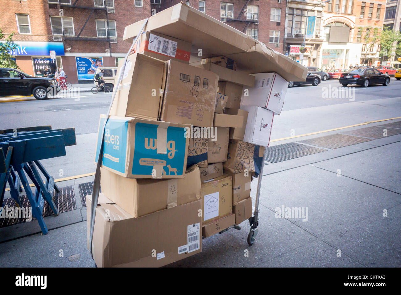 Charrettes à FedEx chargés de paquets dans le quartier de Chelsea à New York le samedi, 13 août, 2016. (© Richard B. Levine) Banque D'Images