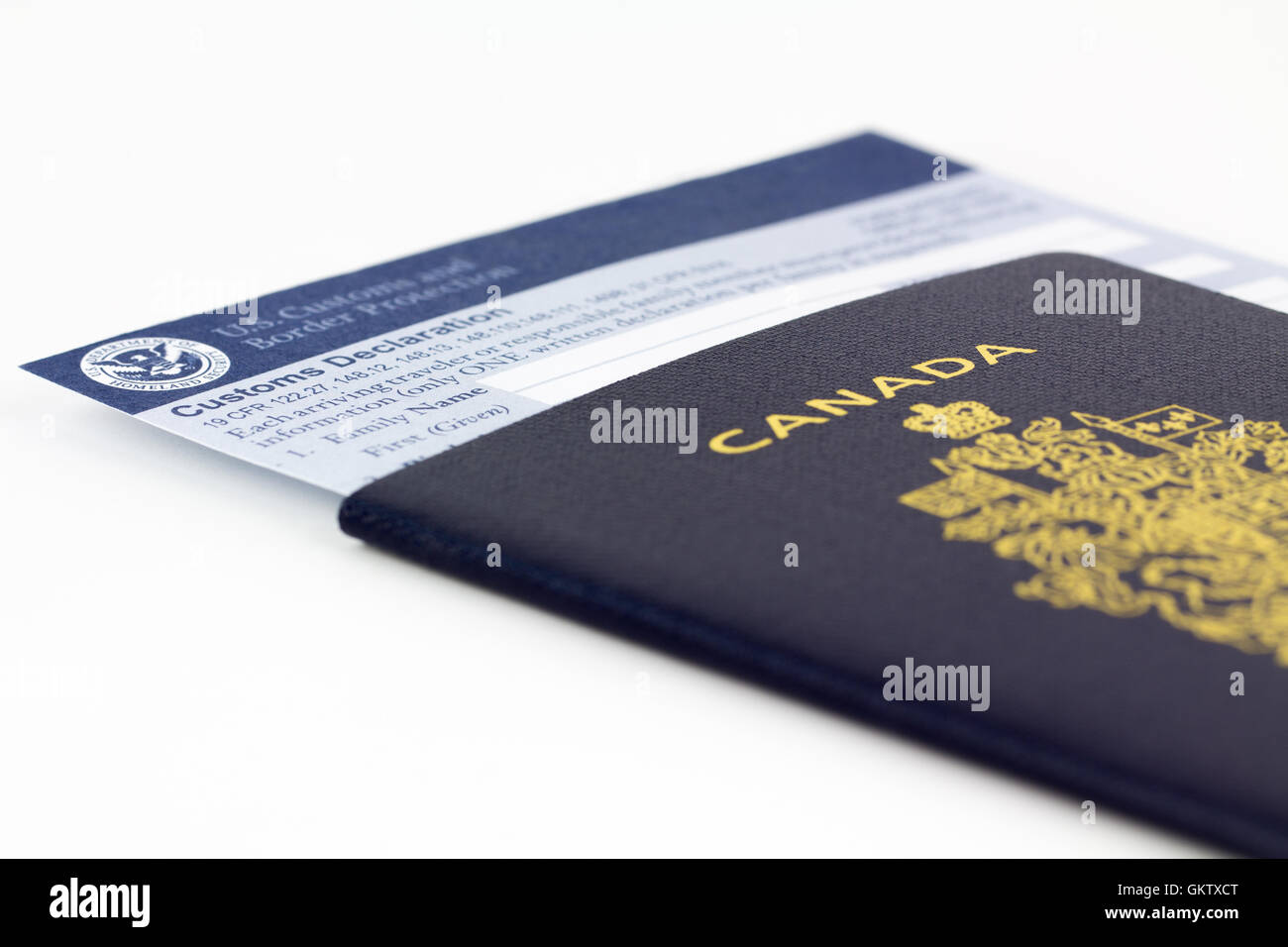 Close up de passeport canadien et formulaire de déclaration de douane, le  papier requis pour chaque entrée aux États-Unis Photo Stock - Alamy