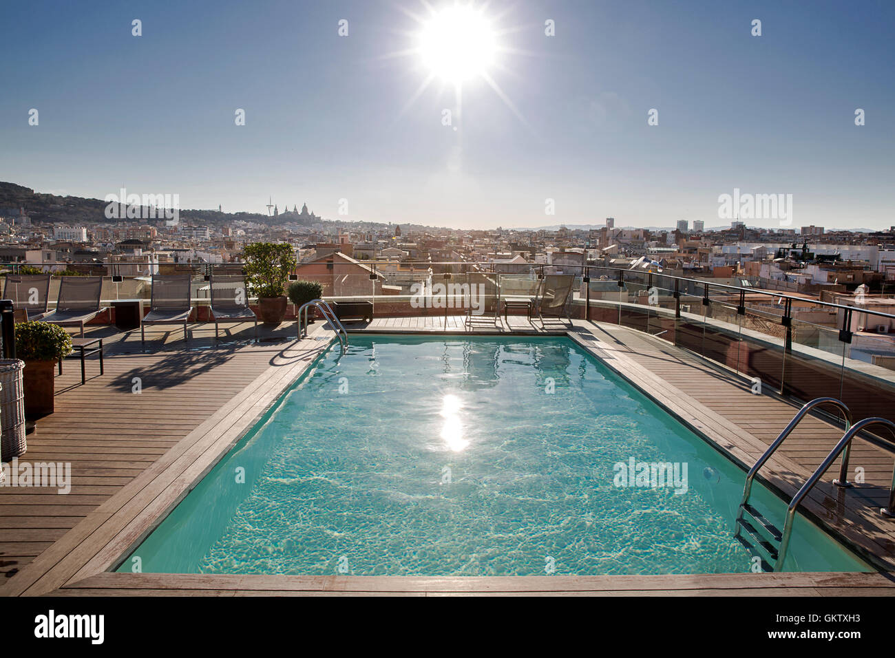 Une piscine sur le toit à Barcelone Banque D'Images