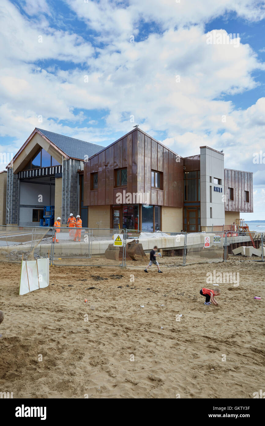 La nouvelle station de sauvetage de la RNLI en construction et en voie d'achèvement à Scarborough South Bay Banque D'Images