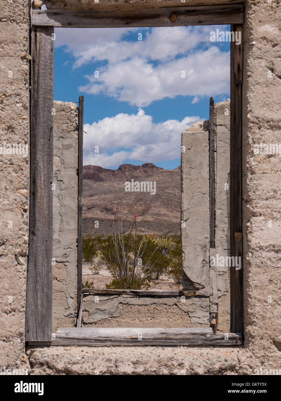 En regardant à travers les fenêtres de la maison du surintendant, mine Mine Mariscal, chemin River, Big Bend National Park, Texas. Banque D'Images
